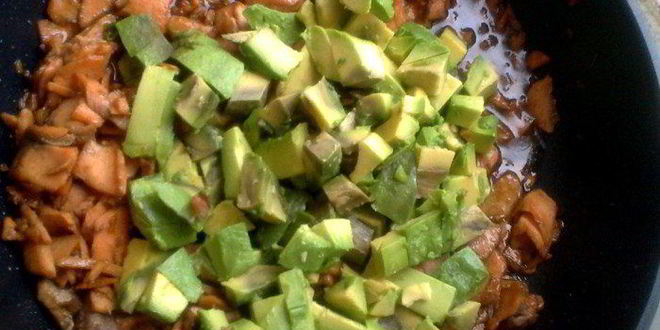 Рецепт гречневой лапши с семгой и авокадо