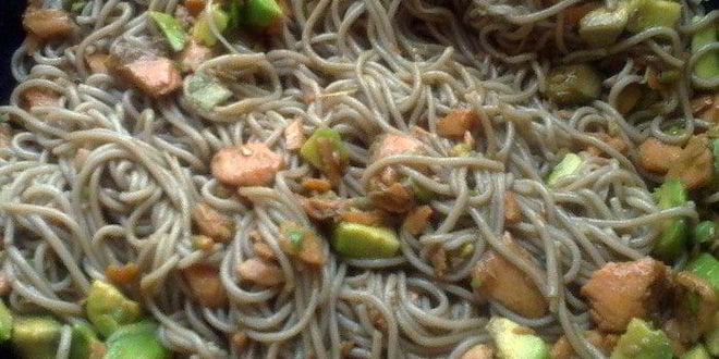 Рецепт гречневой лапши с семгой и авокадо