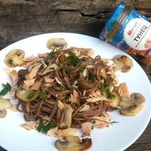 Рецепт Гречневой лапши с тунцом и грибами