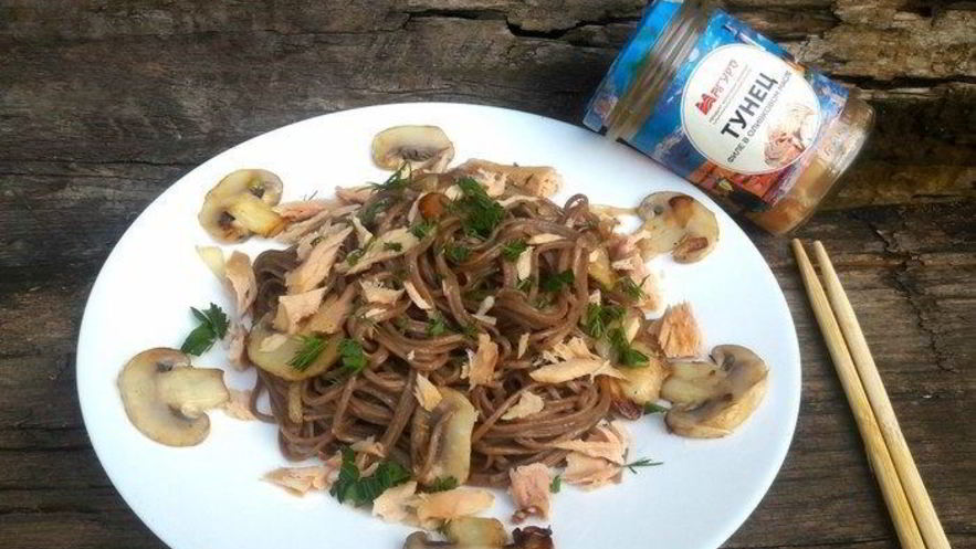 Рецепт гречневой лапши с тунцом и грибами