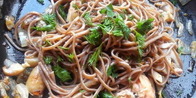 Рецепт гречневой лапши с тунцом и грибами