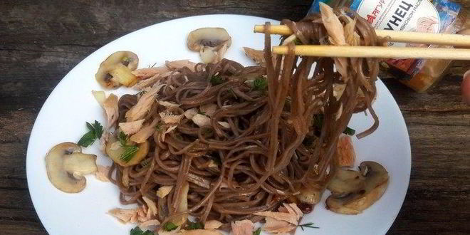 Рецепт гречневой лапши с тунцом и грибами
