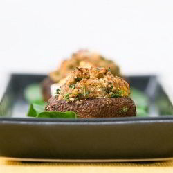 Рецепт Грибов, фаршированных сыром бри, с зеленью и чесноком