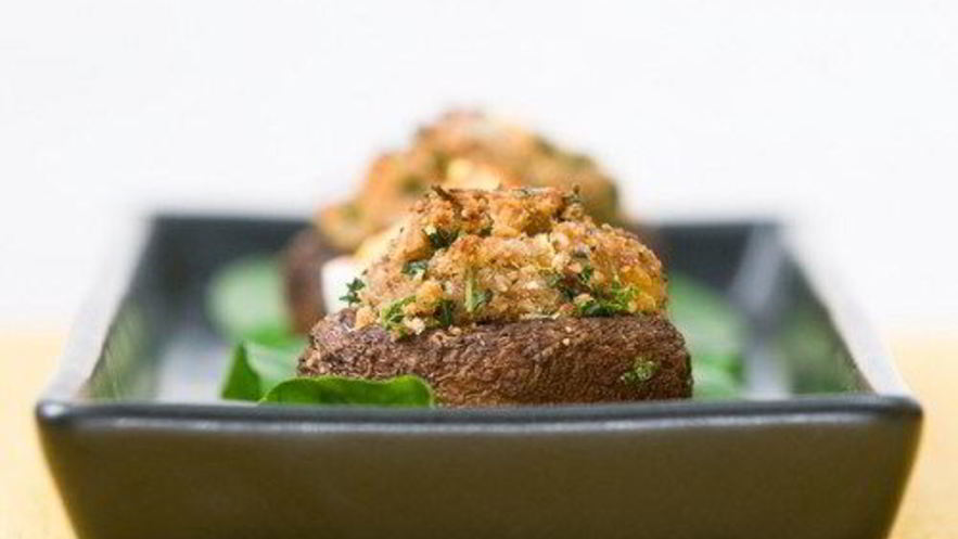 Рецепт грибов, фаршированных сыром бри, с зеленью и чесноком