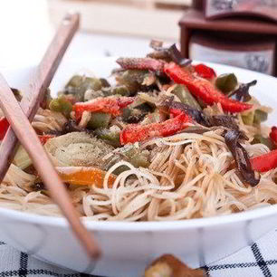 Рецепт Грибов с чили, имбирем и лапшой соба