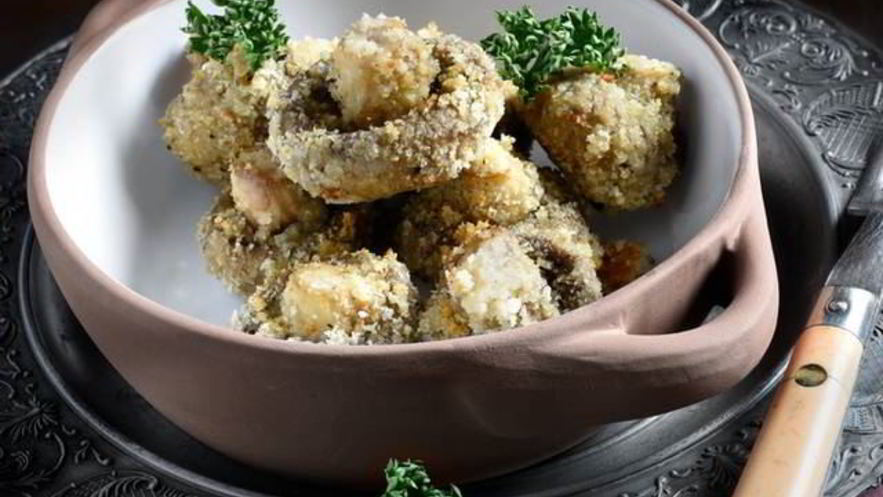 Рецепт грибов в сухарях с рисовой лапшой и салатом фризе