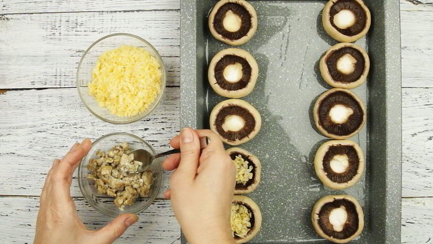 Рецепт шампиньонов с перепелиными яйцами