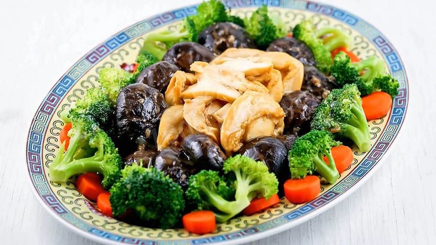 Рецепт тушеных грибов и морские ушки