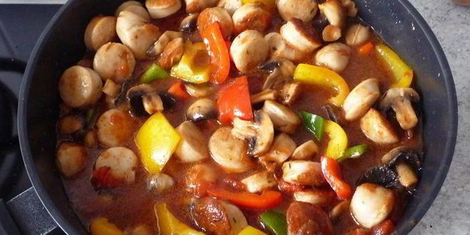 Рецепт гуляша из перца и жареных колбасок