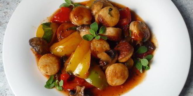 Рецепт гуляша из перца и жареных колбасок