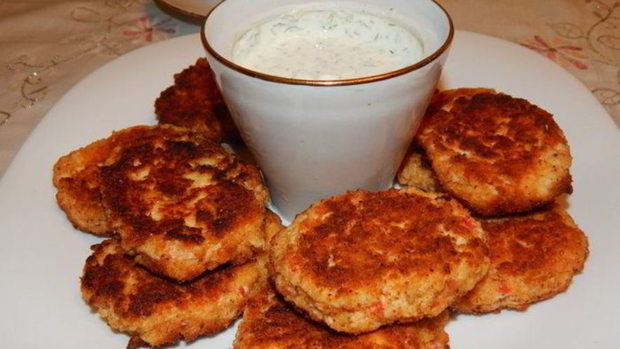 Рецепт котлет из крабовых палочек со сметанным соусом