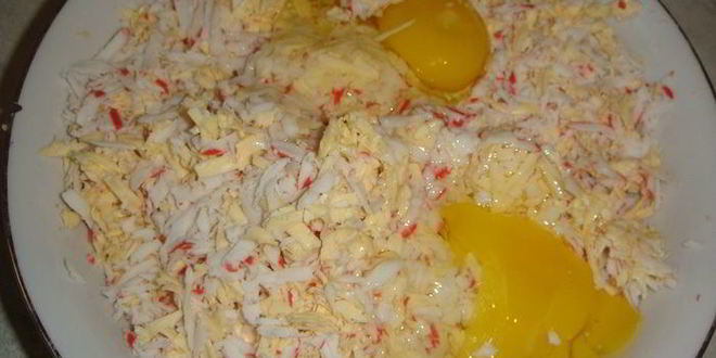 Рецепт котлет из крабовых палочек со сметанным соусом