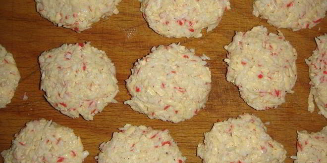 Рецепт котлет из крабовых палочек со сметанным соусом
