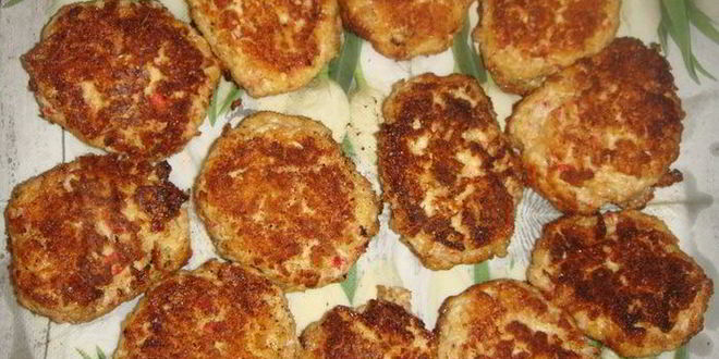 Рецепт котлет из крабовых палочек со сметанным соусом