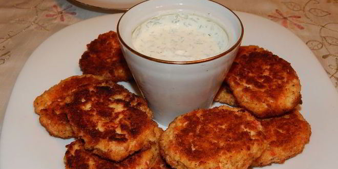 Рецепт котлет из крабовых палочек со сметанным соусом