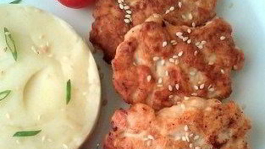 Рецепт рубленых куриных котлет со сметаной, кунжутом и сливочным пюре