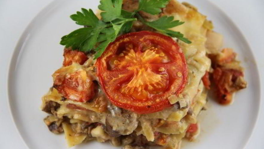 Рецепт лазаний с грибами, луком-пореем и сыром чеддер