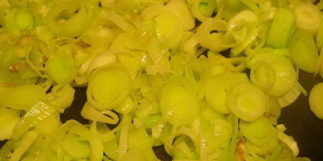 Рецепт лазаний с грибами, луком-пореем и сыром чеддер