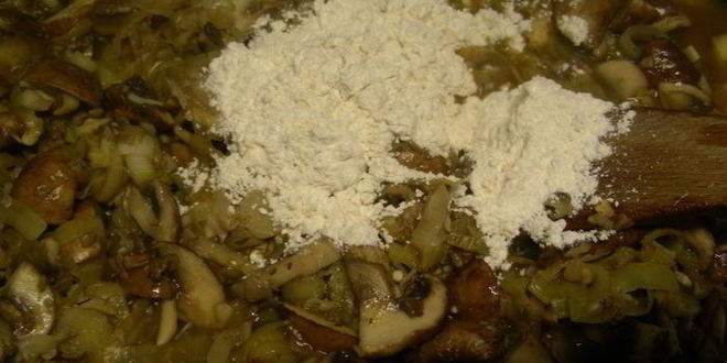 Рецепт лазаний с грибами, луком-пореем и сыром чеддер