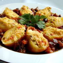 Рецепт Фаршированных конкильонь под соусом капоната