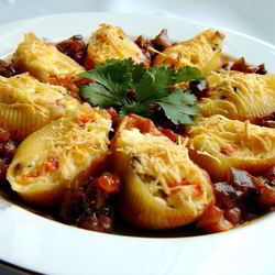 Рецепт Фаршированных конкильонь под соусом капоната