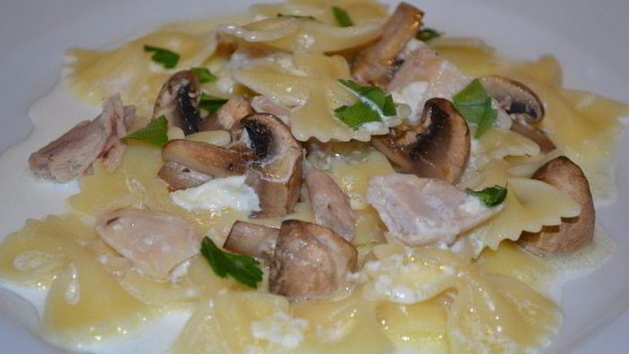 Рецепт пасты с филе кролика и шампиньонами в сливочном соусе