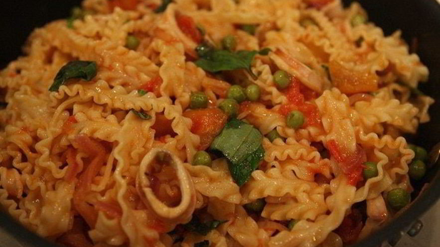 Рецепт пасты с кальмарами и зеленым горошком