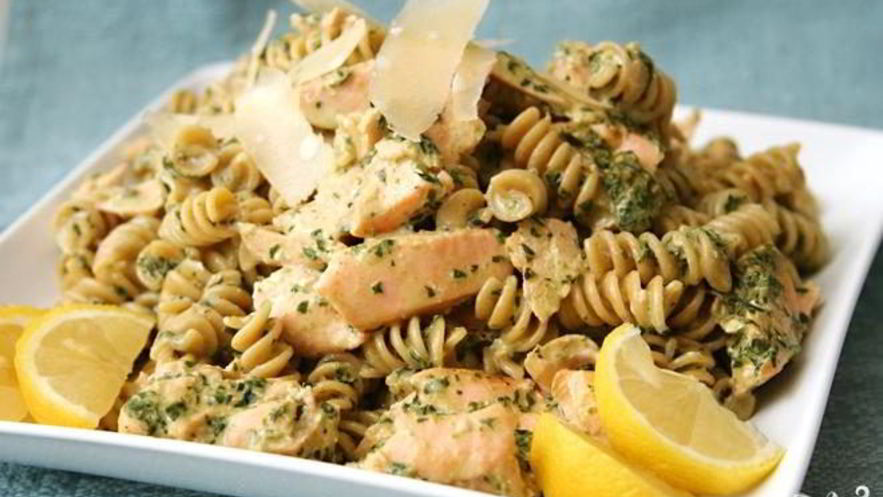 Рецепт пасты с лососем и соусом песто