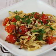 Рецепт Пасты с сардинами, помидорами черри и кедровыми орешками