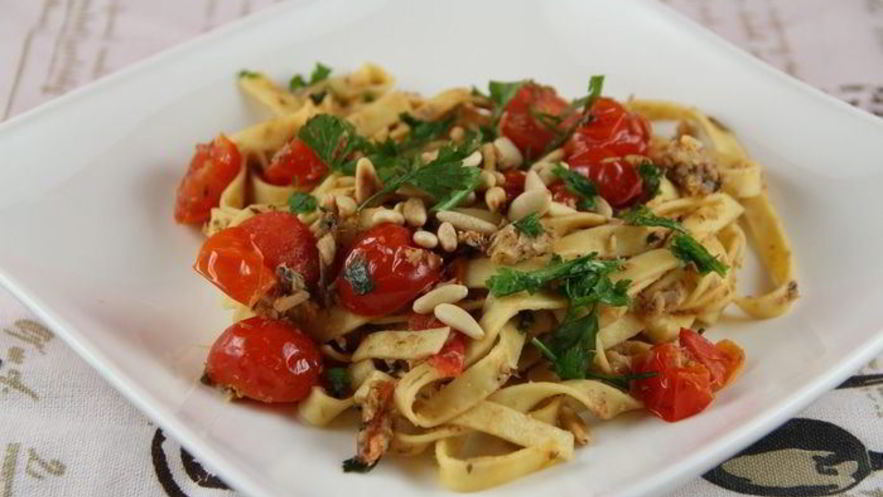 Рецепт пасты с сардинами, помидорами черри и кедровыми орешками