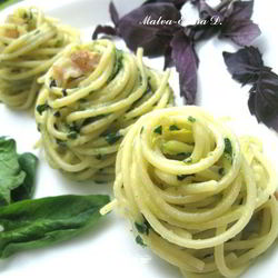 Рецепт Спагетти с базиликом, шпинатом и беконом