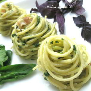 Рецепт Спагетти с базиликом, шпинатом и беконом