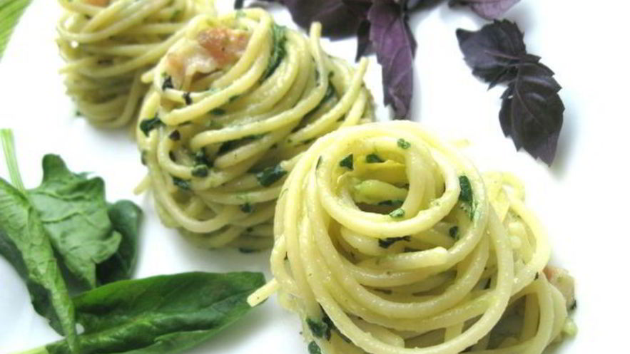 Рецепт спагетти с базиликом, шпинатом и беконом