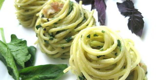 Рецепт спагетти с базиликом, шпинатом и беконом