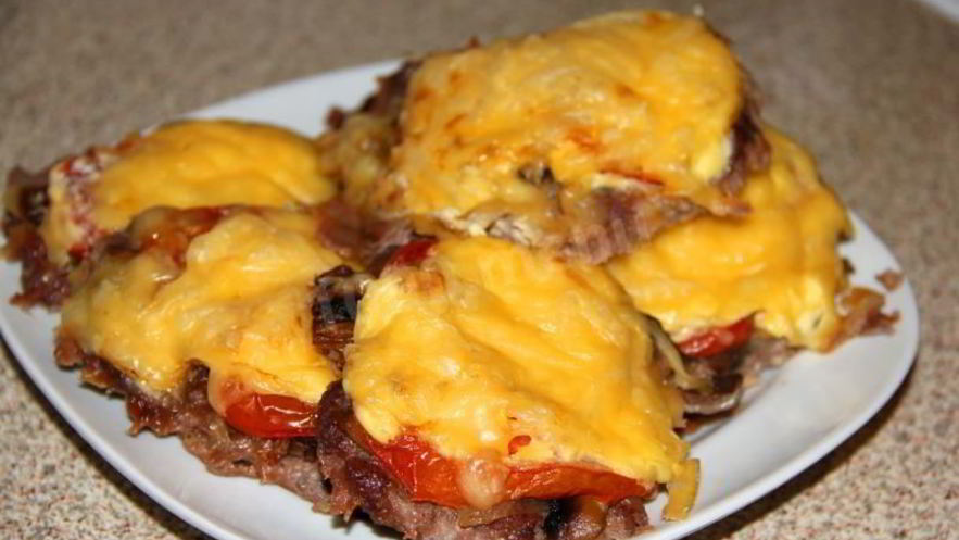 Рецепт мяса по-французски с фаршем грибами и помидорами