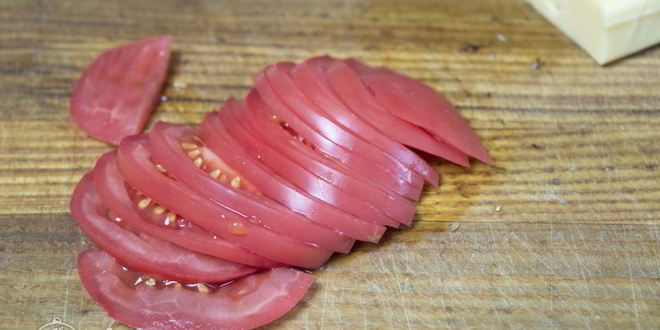 Рецепт мяса по-французски с помидорами и грибами