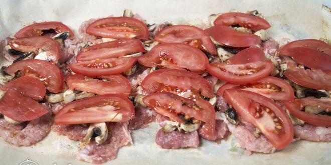 Рецепт мяса по-французски с помидорами и грибами