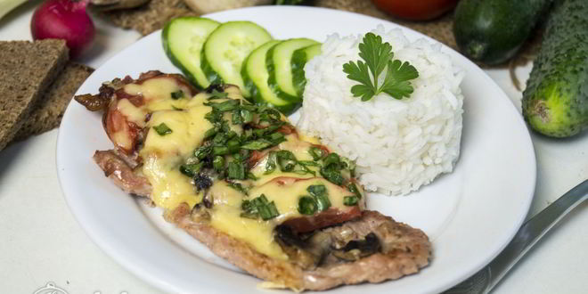 Рецепт мяса по-французски с помидорами и грибами