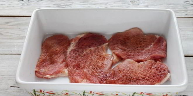 Рецепт мяса по-французски с сыром и помидорами в духовке