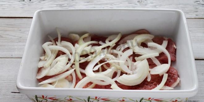 Рецепт мяса по-французски с сыром и помидорами в духовке