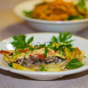 Рецепт Мяса свинины по-французски с помидорами картошкой сыром