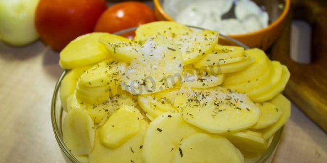 Рецепт мяса свинины по-французски с помидорами картошкой сыром