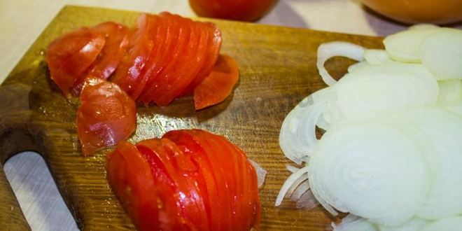 Рецепт мяса свинины по-французски с помидорами картошкой сыром