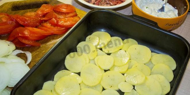 Рецепт мяса свинины по-французски с помидорами картошкой сыром