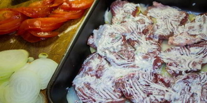 Рецепт мяса свинины по-французски с помидорами картошкой сыром
