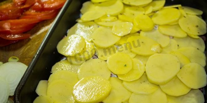 Рецепт мяса свинины по-французски с помидорами картошкой сыром