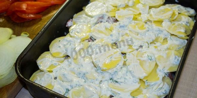 Рецепт мяса свинины по-французски с помидорами картошкой сыром