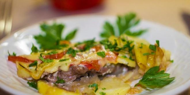 Рецепт мяса свинины по-французски с помидорами картошкой сыром