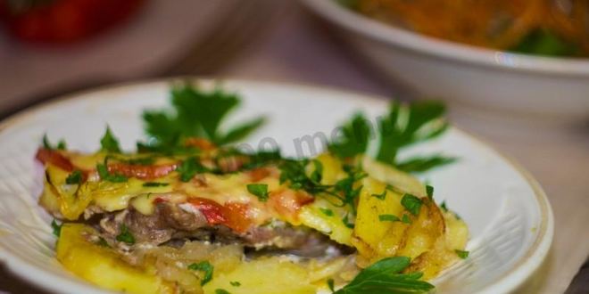 Рецепт мяса свинины по-французски с помидорами картошкой сыром