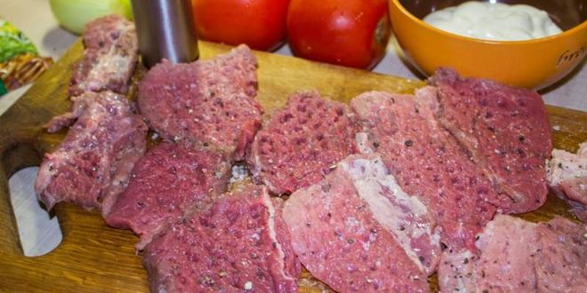 Рецепт мяса свинины по-французски с помидорами картошкой сыром